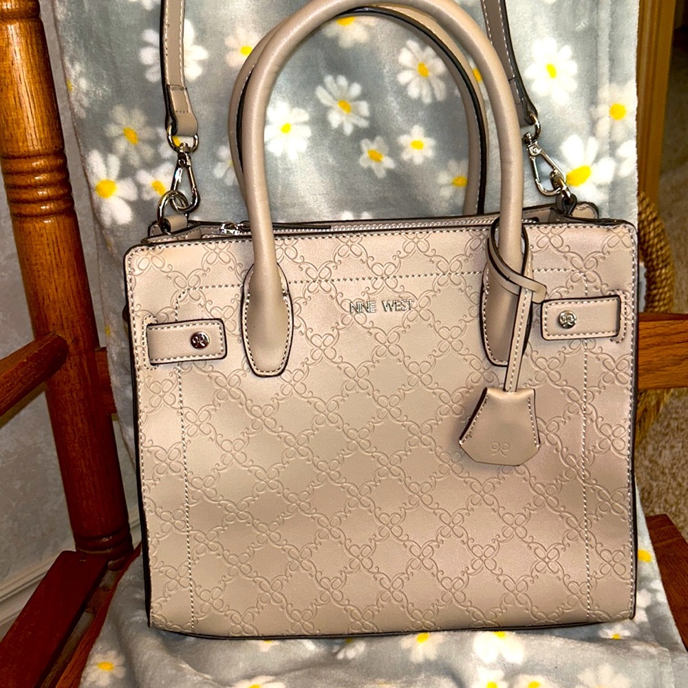 🆕⭐️NWOT NINE WEST Tan PURSE/BAG👜 in Tan. NEVER USED!! My loss is your gain!!🤗